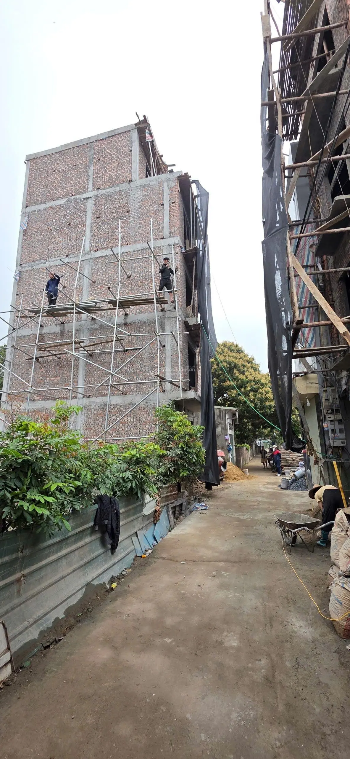 Cần tiền bán gấp nhà đang hoàn thiện 4,5 tầng tại Phụng Châu Chương Mỹ ô tô ngủ trong nhà