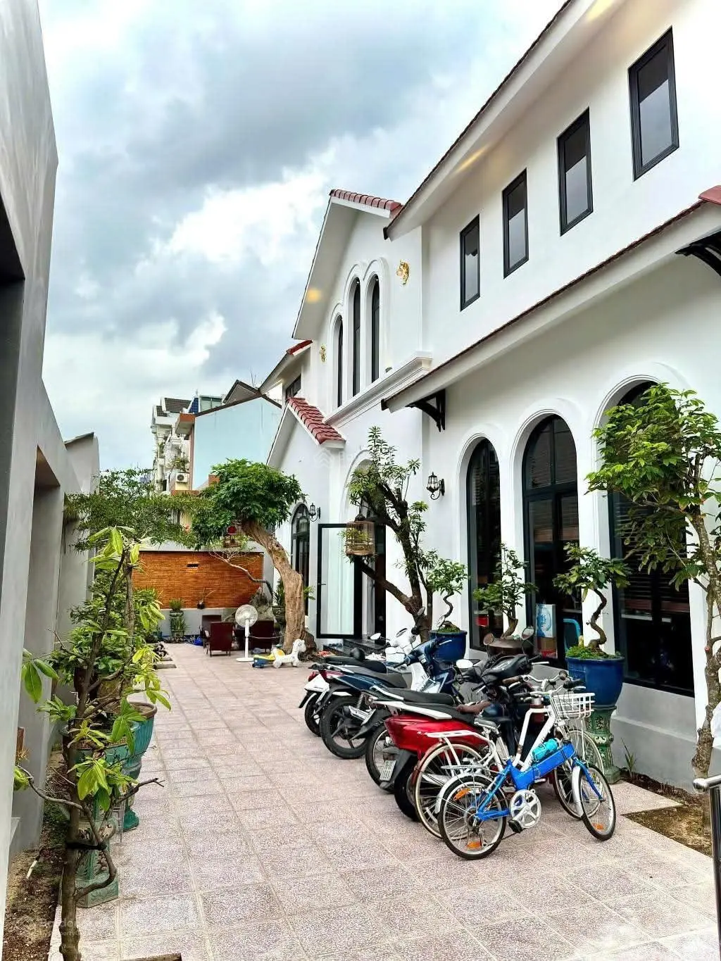 Siêu phẩm biệt thự sân vườn 375m2 - khu phân lô hiện đại - ngay ngã 4 thủ đức lh 0918042143