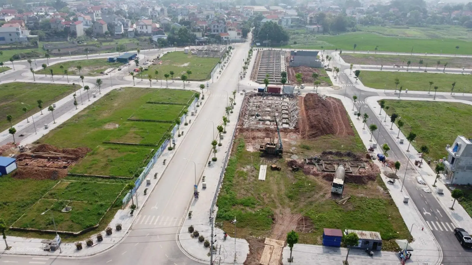 Bán gấp lô góc hai mặt tiền đối diện công viên và hồ điều hoà