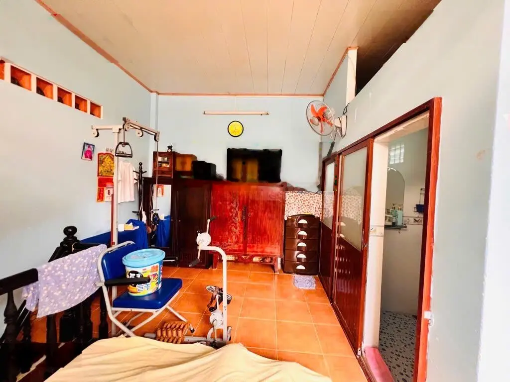 Nhà nát (4.4 x 18m) nở hậu 4.8m, hẻm trước nhà 10m ô tô vào nhà đường Nguyễn Kiệm, Gò Vấp