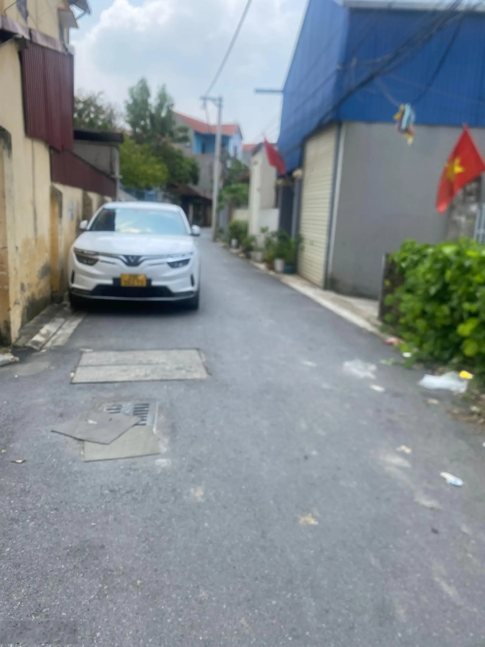 Bán đất tặng nhà 3 tầng 65m2 nhà Thạch Bàn - gần đường Cổ Linh - gần chợ - gần trường học các cấp