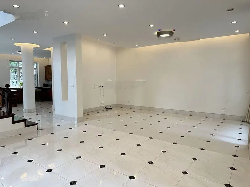 Bán biệt thự sân vườn tại Ciputra, 324m2, 4 phòng ngủ, nội thất cơ bản