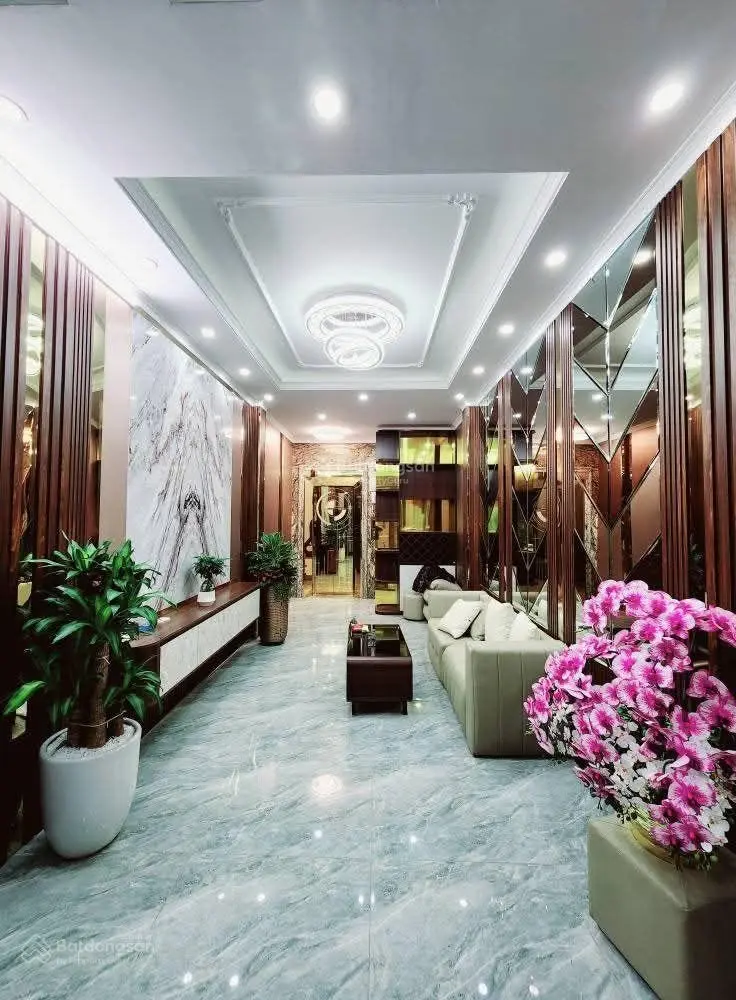 6 tầng xây mới thang máy nhập, mỗi tầng 1 phòng rộng, gần mặt phố tiện ích vô cùng tốt, dân trí cao