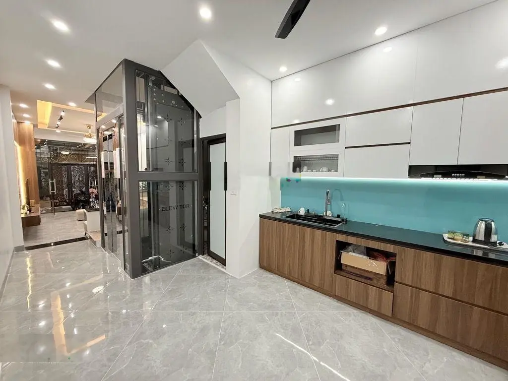 Nhà thang máy, DT 65 m2, nội thất hiện đại, sân vườn, giá chỉ 11 tỷ