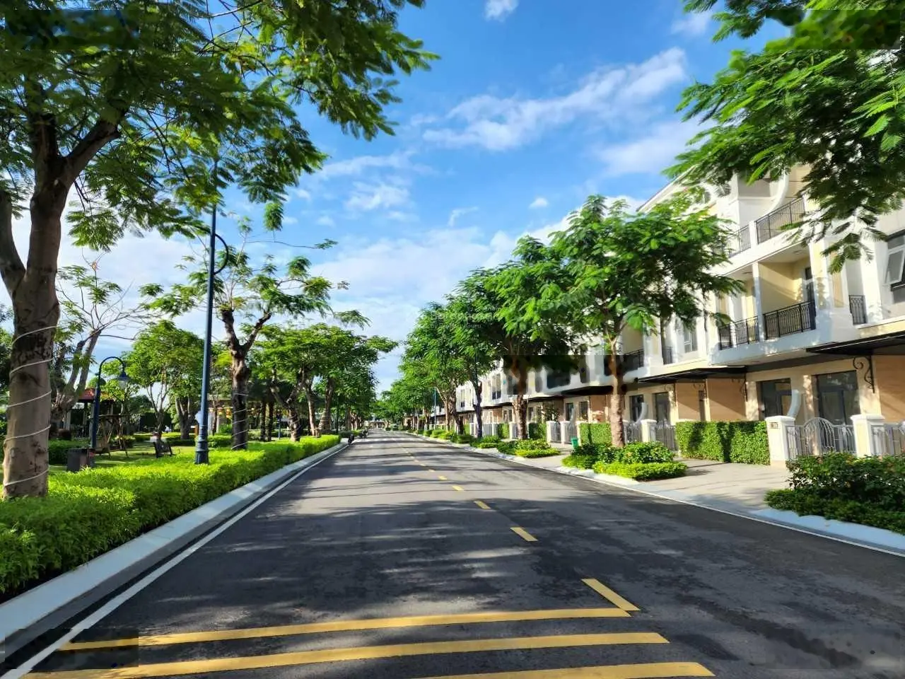 Bán nhà mặt tiền đường 20m - Đối diện công viên Verosa Khang Điền 0966 514 ***