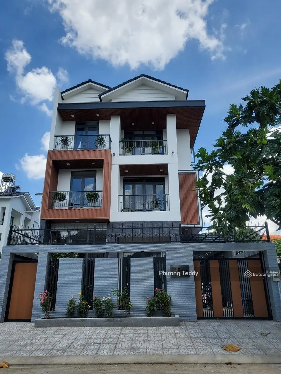 Siêu rẻ! Bán nhà ngay MT đường Quốc Hương, Thảo Điền (9x 18m, 4 tầng, HĐT 150 tr/ th), giá 49 tỷ