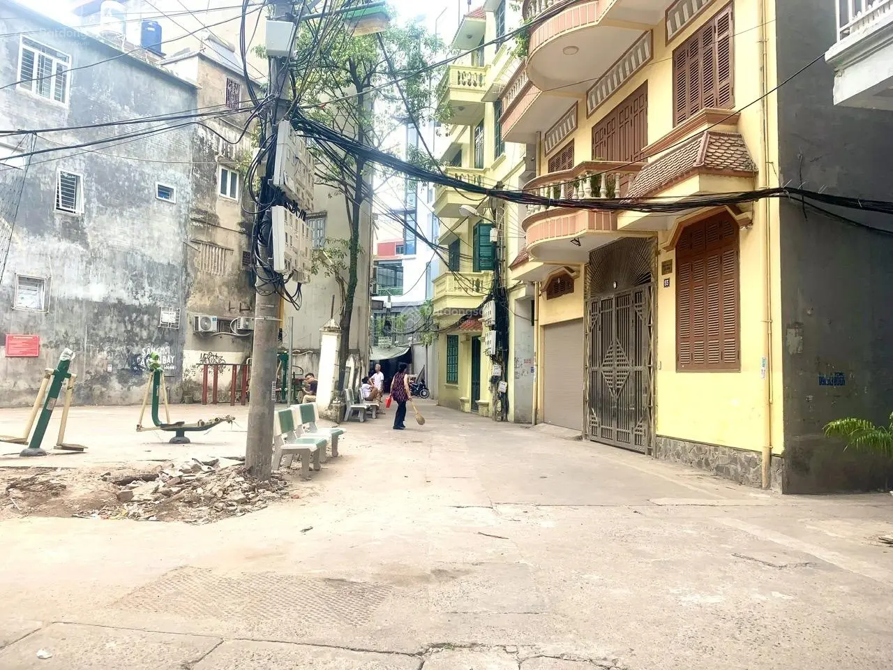 Bán đất Lạc Long Quân, gần Hồ Tây, trước nhà Ô tô tránh 110m2 - mt:6.3 300tr/m2