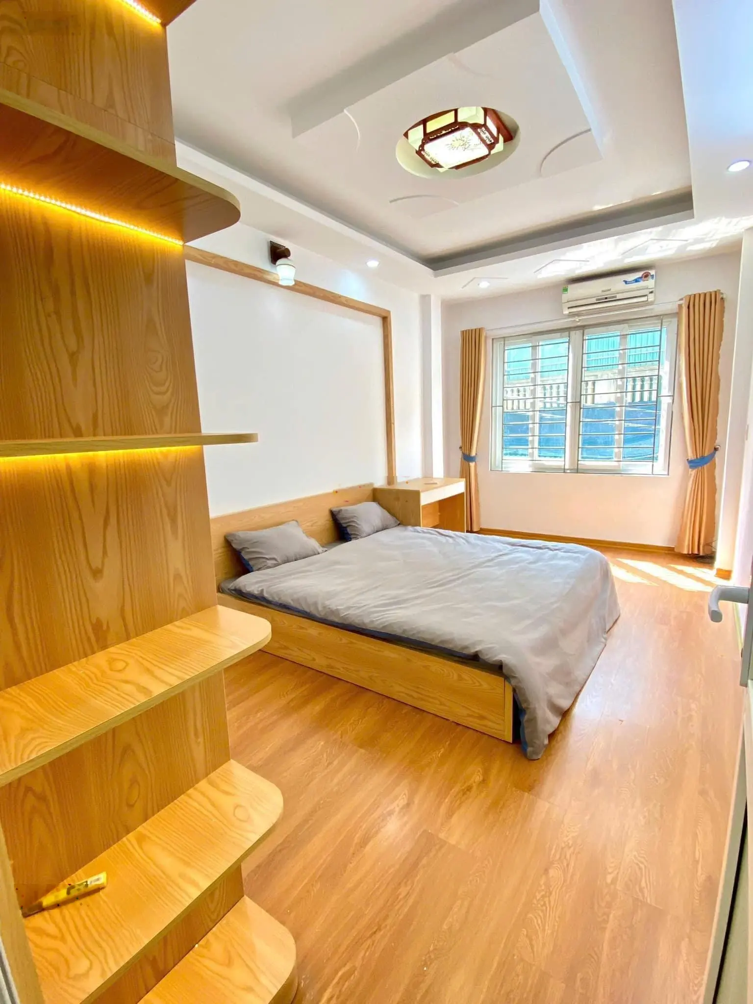 Bán nhà Ngô Gia Tự 30m2 x 5 tầng, giá 5 tỷ. Oto đỗ cổng, gần Big C Long Biên
