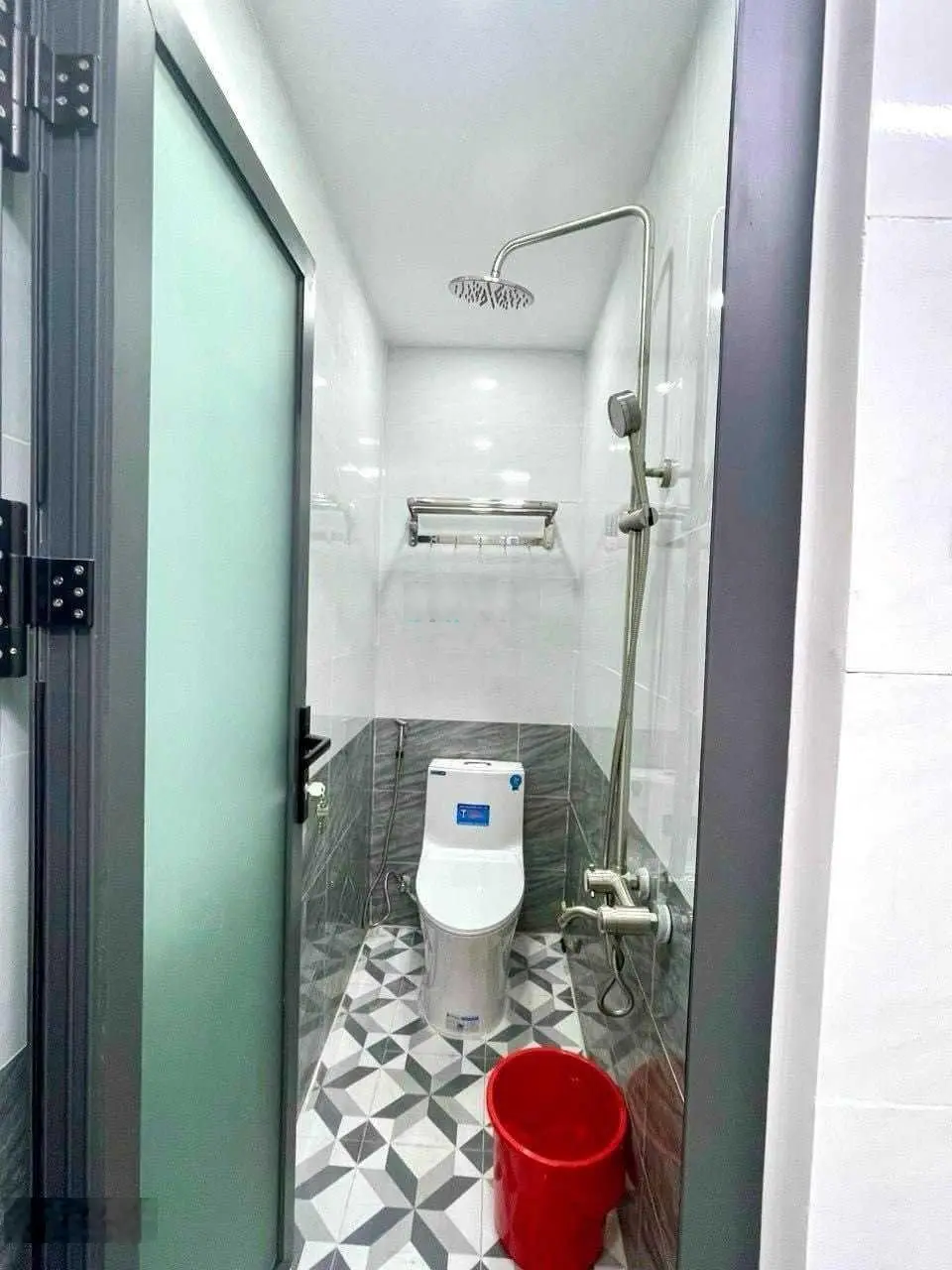 Giảm mạnh bán gấp nhà đường HXH Nguyễn Đức Thuận, P. 13, Tân Bình, DT 38,9m2/1,690 tỷ, SHR