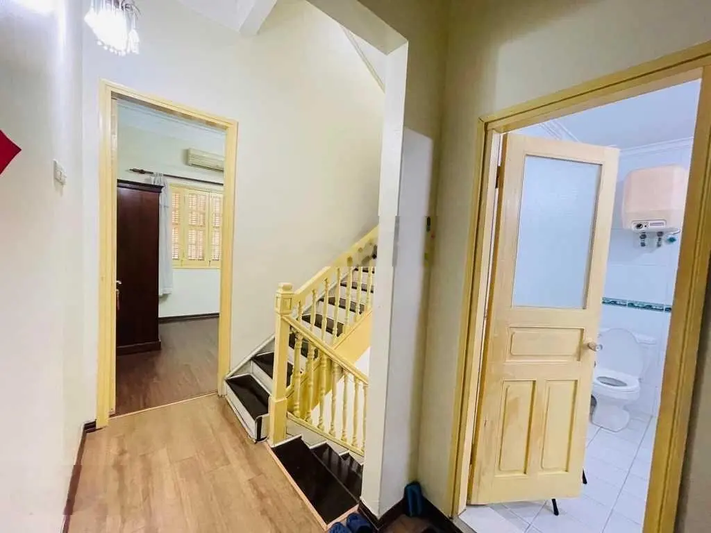 Gia đình bán gấp. Vỉa hè oto tránh. Phương Mai Đống Đa. 68m2 5 tầng mt 5m giá 17 tỷ