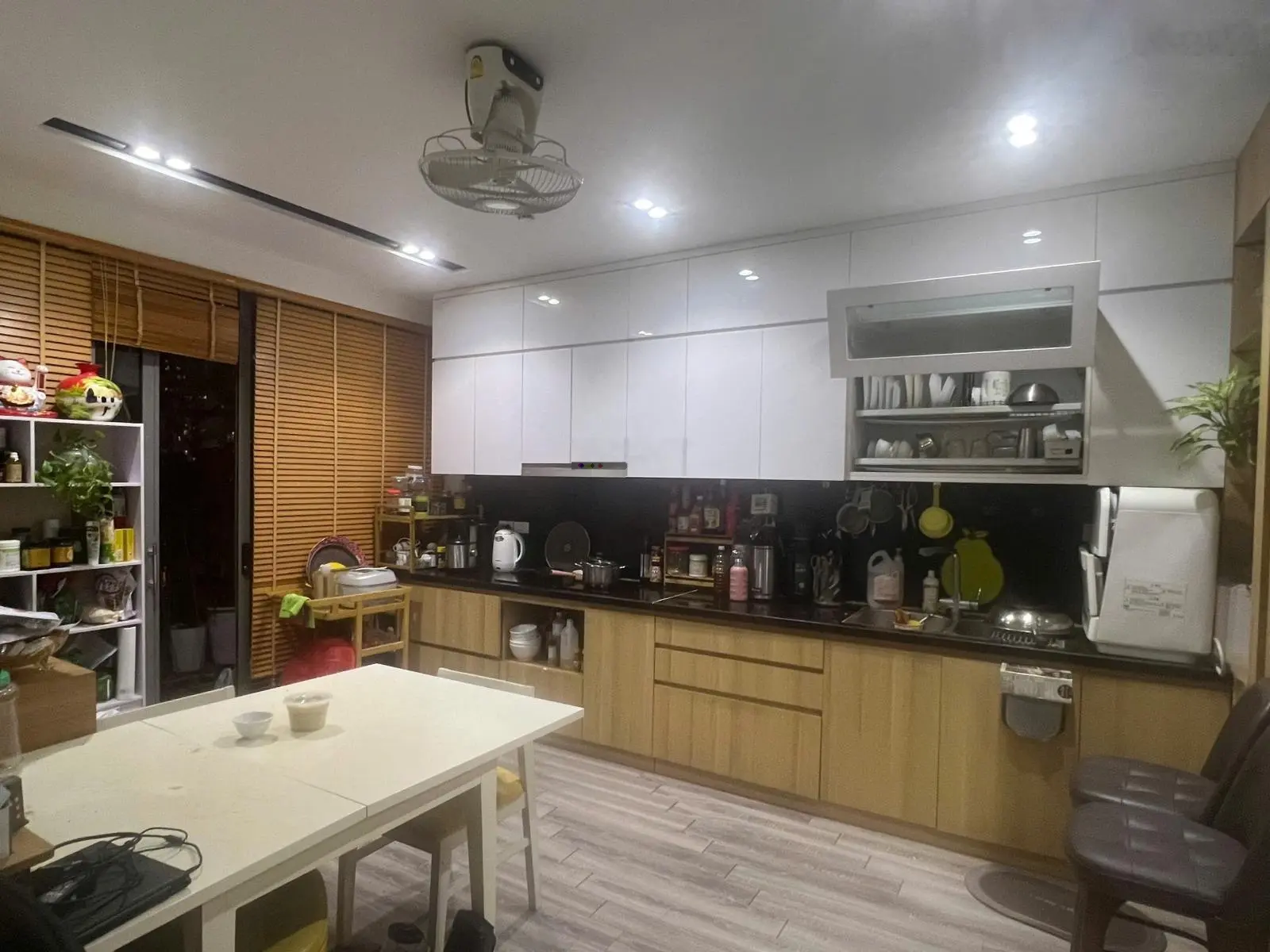 Chính chủ gửi bán căn hộ 3 phòng ngủ giá tốt nhất khu vực. Xem nhà 24/7: 0343 191 ***