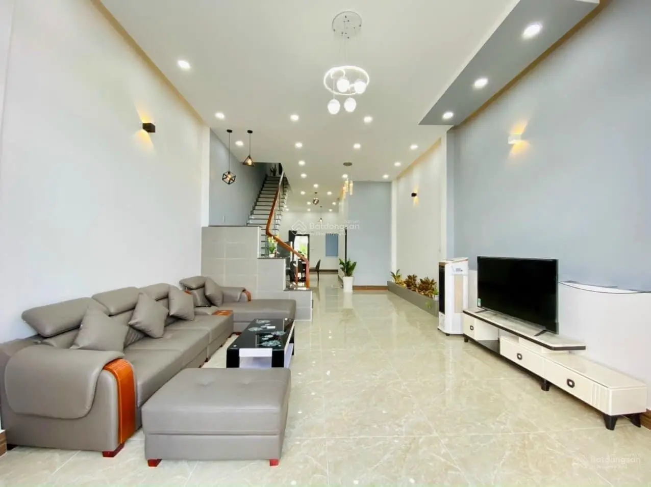 Cần bán gấp căn nhà DT 112m2 SHR cách chợ Bình Chánh 500m nằm ngay mặt tiền đường Trịnh Như Khuê