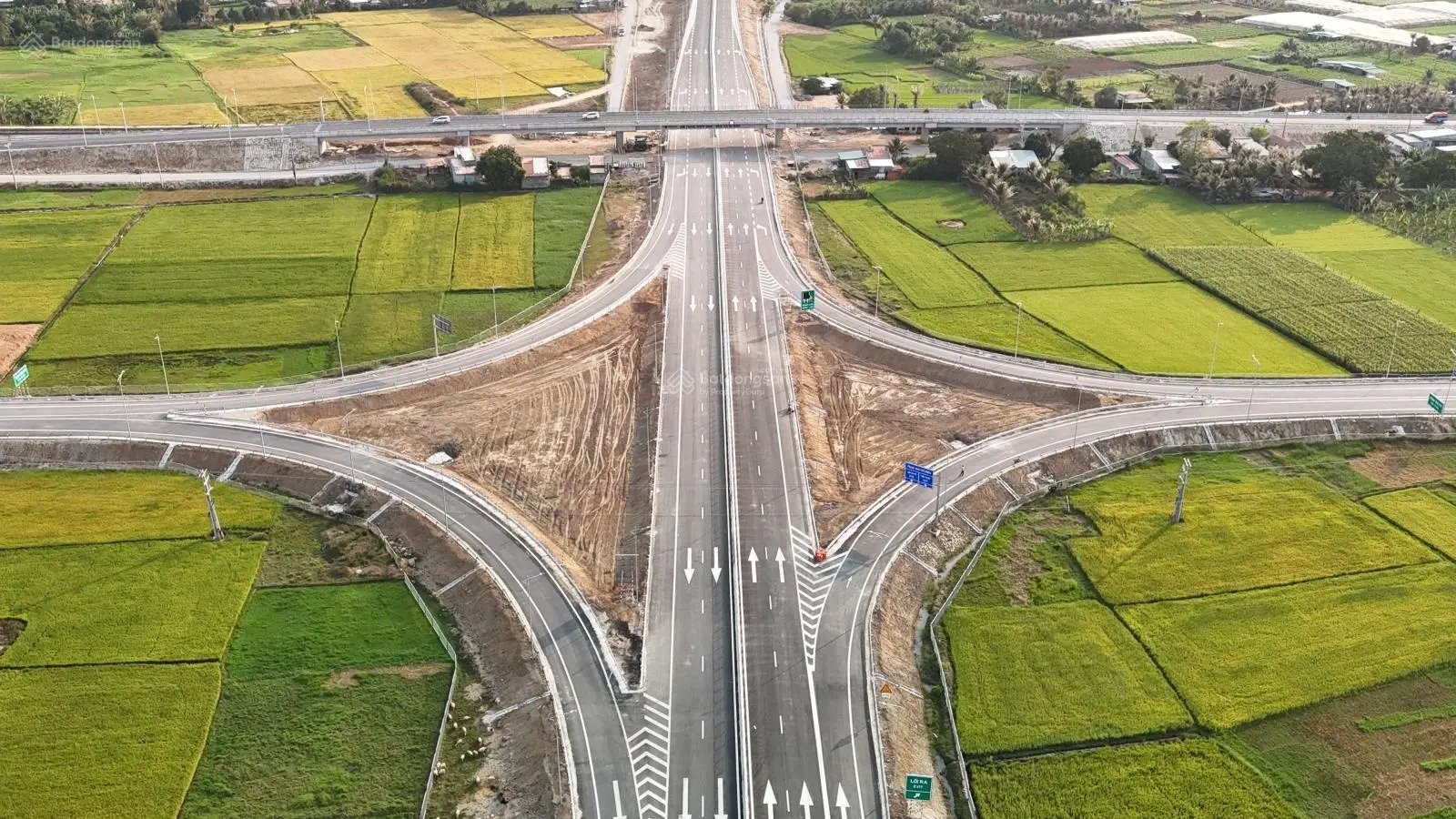 Nút giao cao tốc Cam Lâm Vĩnh Hảo. Mặt QL27A, 20x50m sân bay Thành Sơn 5km, QL1 6km, 12km tới biển