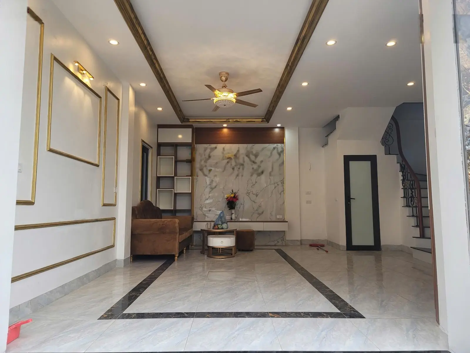 Chính chủ bán nhà mặt sân Vh ô tô vào nhà, đỗ cửa thoáng vĩnh viễn lô góc 2 mặt ngõ 40m2