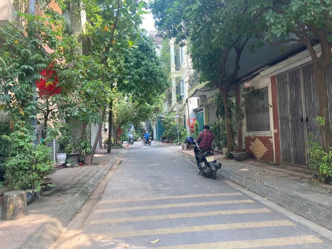 Bán nhà cấp 4 đường ô tô tránh nhau tại Ngay Chợ Gia Quất Thượng Thanh, gần vườn Hoa Ngọc Lâm.