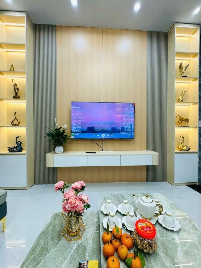 Chính chủ tôi kẹt tiền cần bán gấp njaf nguyên hồng đống đa dt 43m 4 tầng 4 ngủ đủ công năng $ 9 tỷ