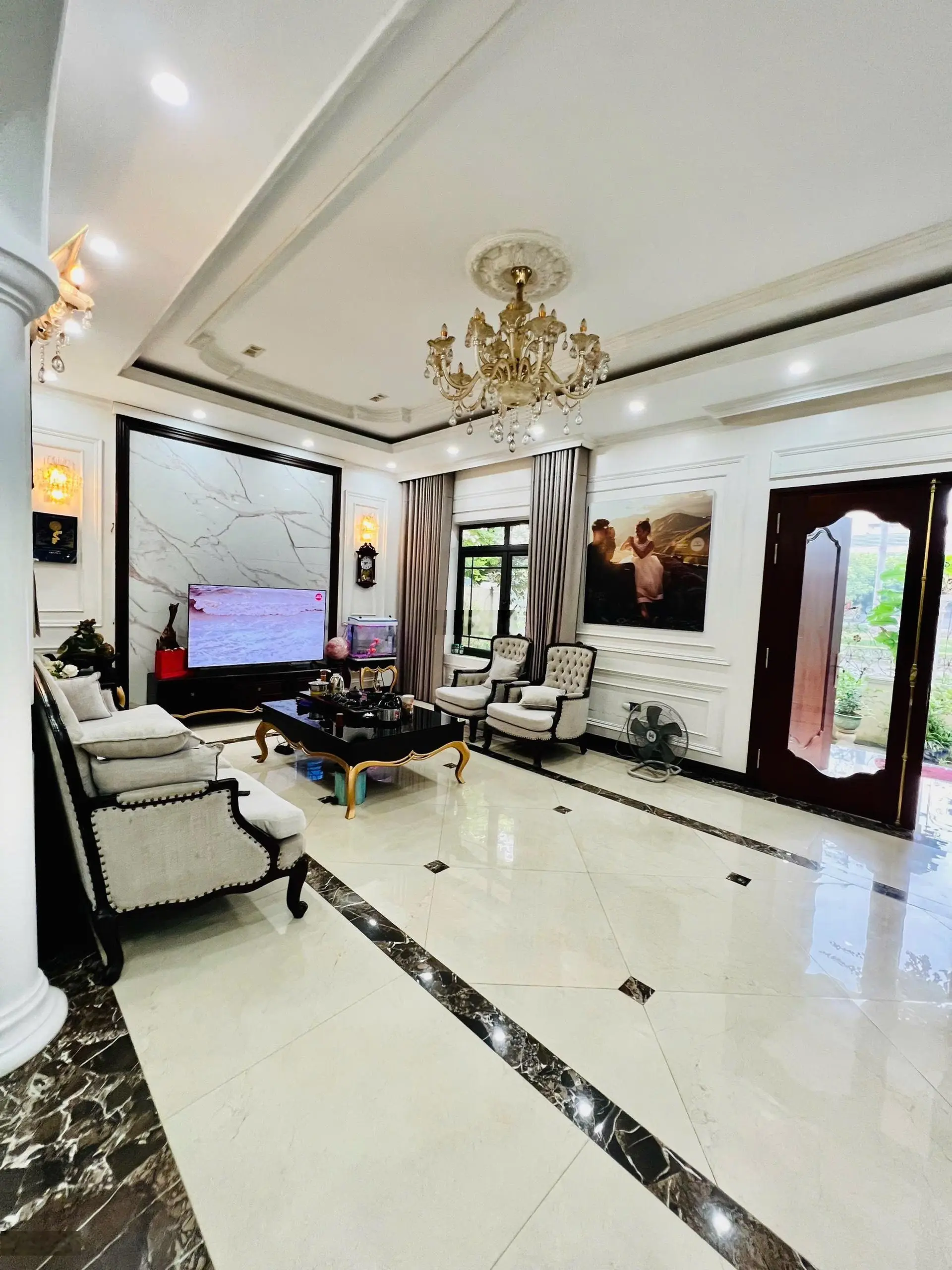 Gia đình cần bán 2 căn biệt thự 3 tầng sang trọng và hiện đại trên Đại lộ Trần Hưng Đạo