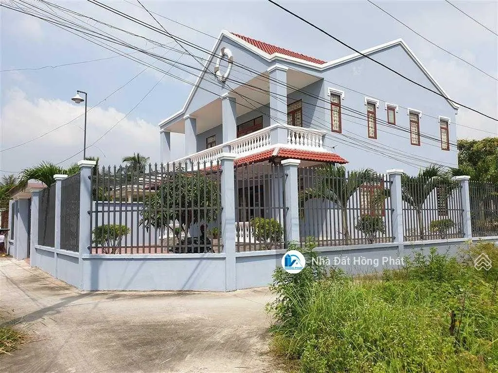 Cần bán gấp biệt thự vườn 20m * 22m, 2 mặt tiền, gần UBND xã Tân Nhựt - Bình Chánh