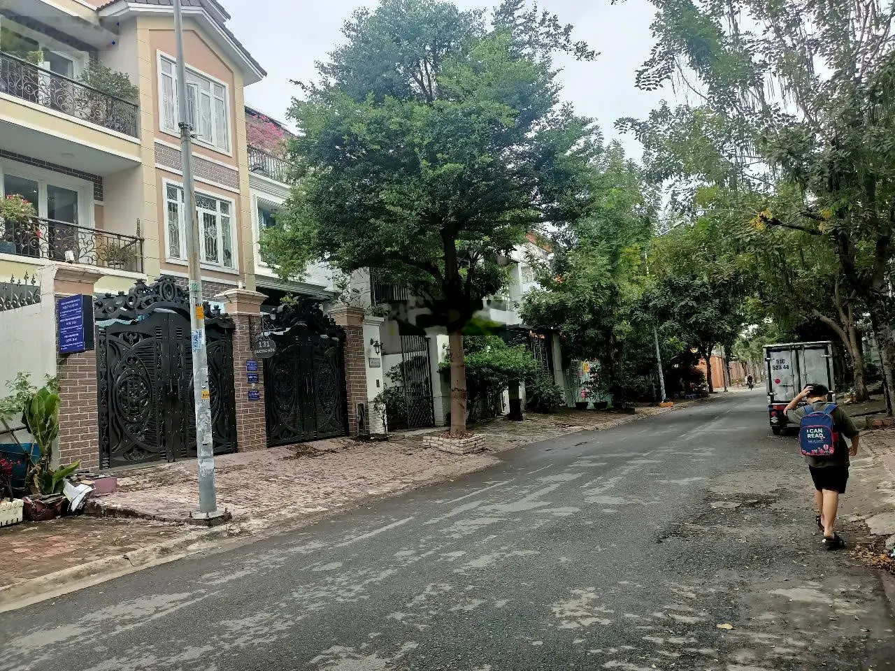 Biệt thự căn góc 4 tầng Quận 7 ngang gần 20 m, hơn 300 m2 thổ cư, 27 tỷ