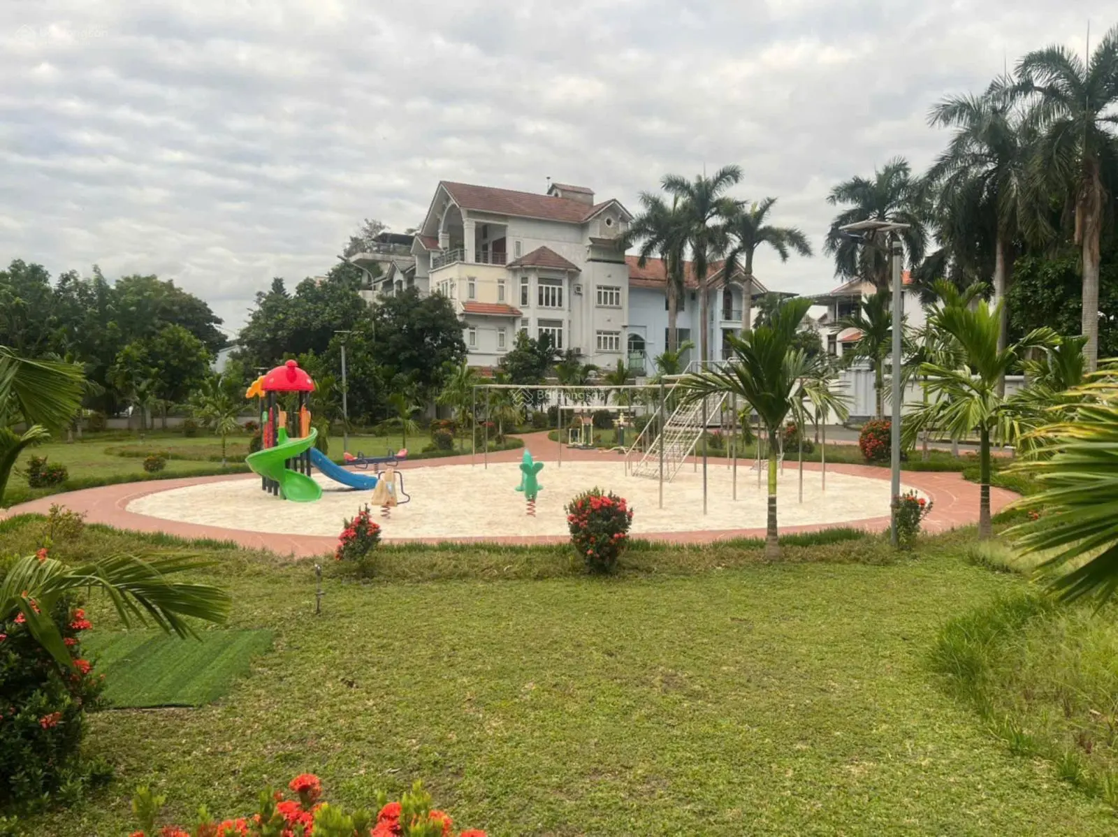 Đất DA mặt tiền Nguyễn Văn Kỉnh 20m sau lưng UBTP Thủ Đức đối diện Hồ Sinh Thái, dt 7x19m, sổ hồng.