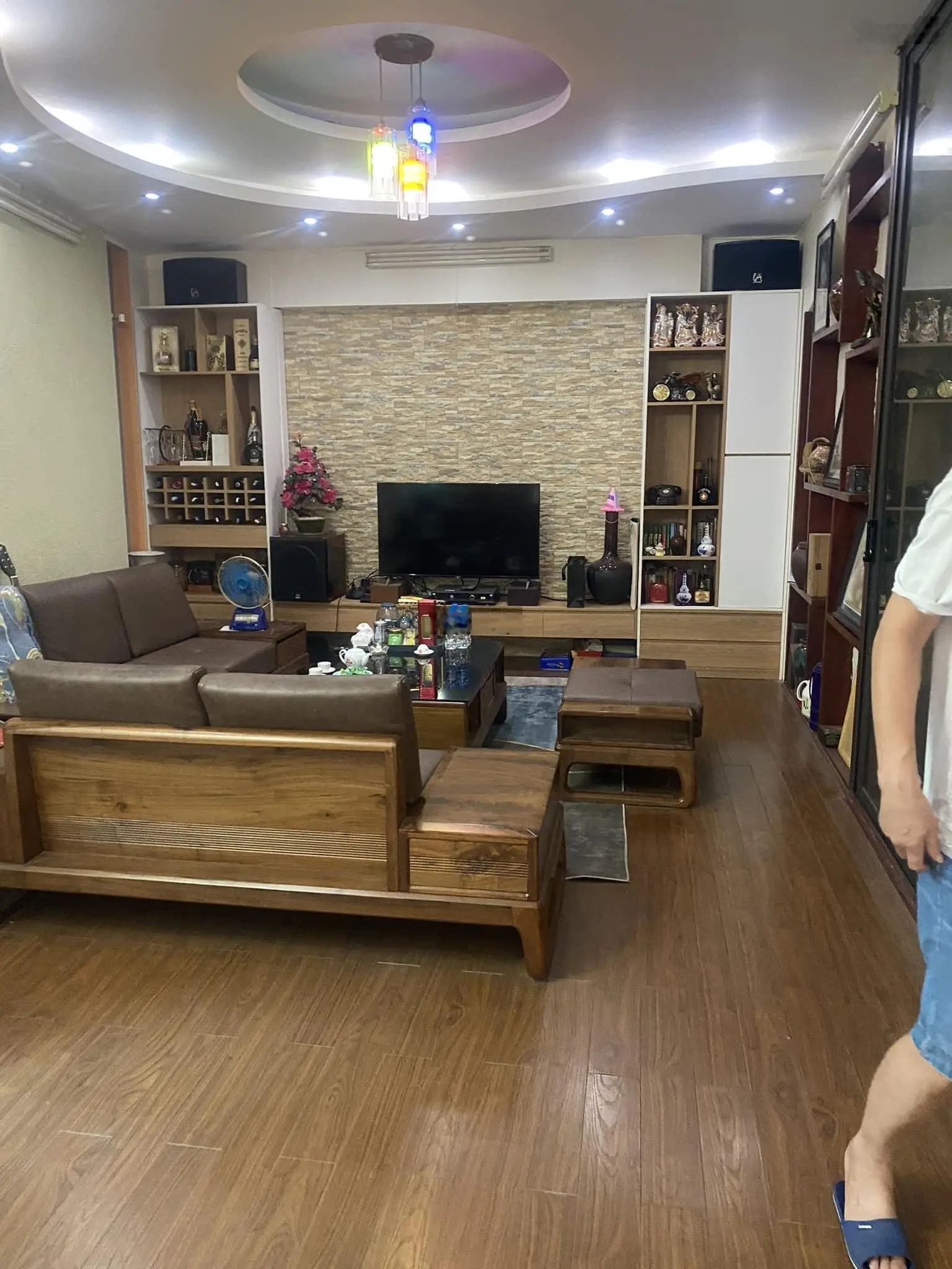 Cần bán nhà ngay mặt phố Trấn Vũ, Ba Đình lô góc 50m2, 5T, MT rộng 6,9 m, kinh doanh, view hồ, 43tỷ