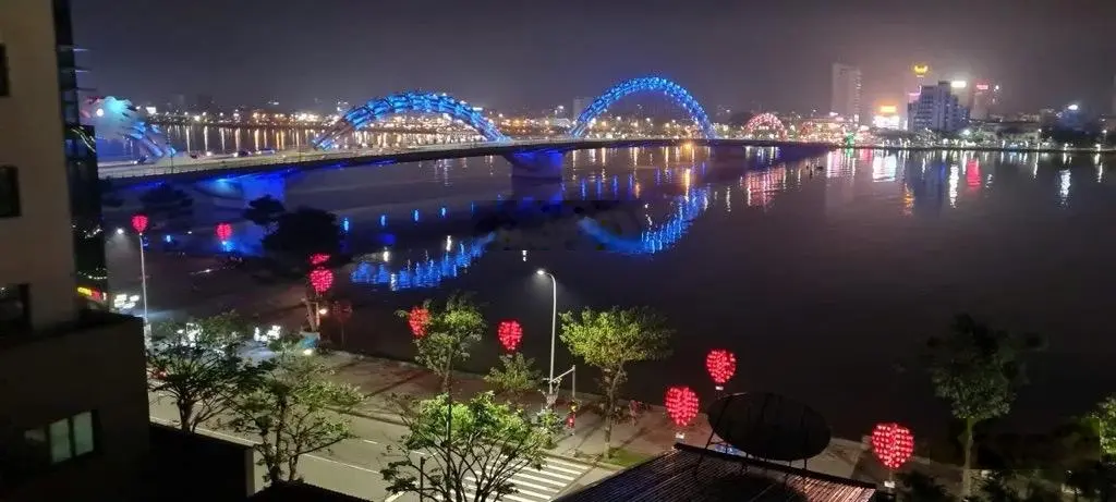 Bán toà căn hộ 8 tầng view cầu Rồng - ngay sát chợ đêm - doanh thu khủng - giá cực tốt