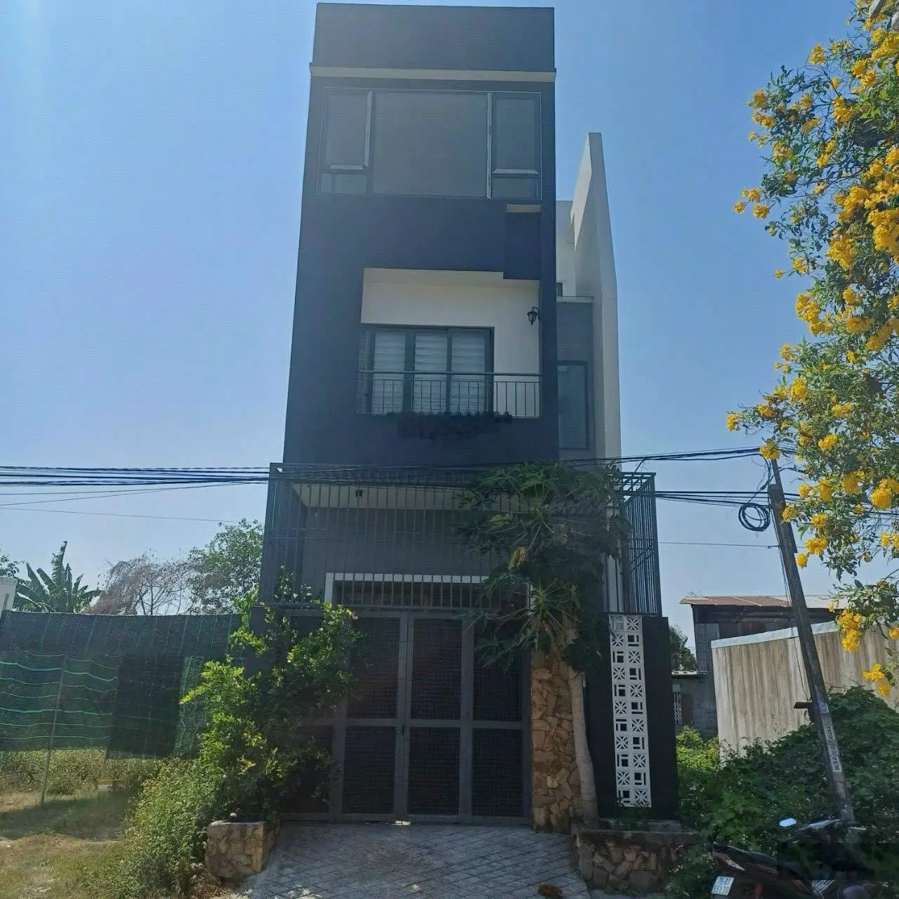 Bán gấp căn nhà 4 tầng vừa mới vừa đẹp tại Diên Khánh DT 76,6m2, có sân để xe, giá 3ty050 có TL