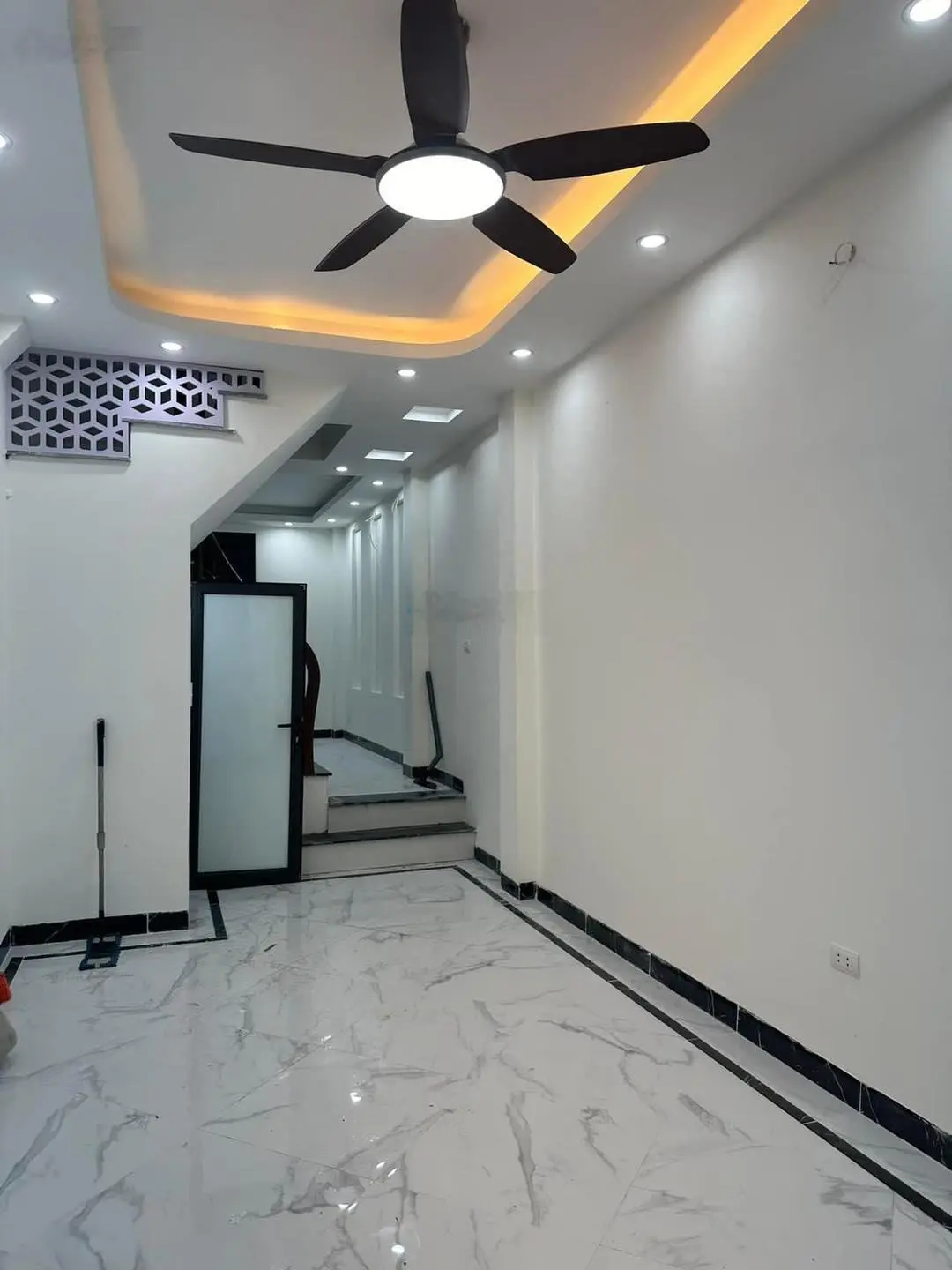 Nhà 4 tầng ngõ thông, ô tô chạy qua nhà, cách 20m ra hồ điều hòa thoáng mát - 40m2 - giá chỉ 2.4xtỉ