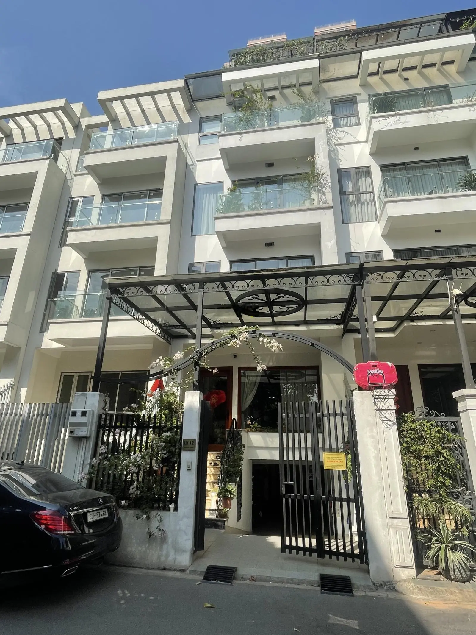 Bán liền kề diện tích 108m2, 5,1m mặt tiền, trước nhà ô tô tránh, dừng đỗ ngày đêm, gara ô tô