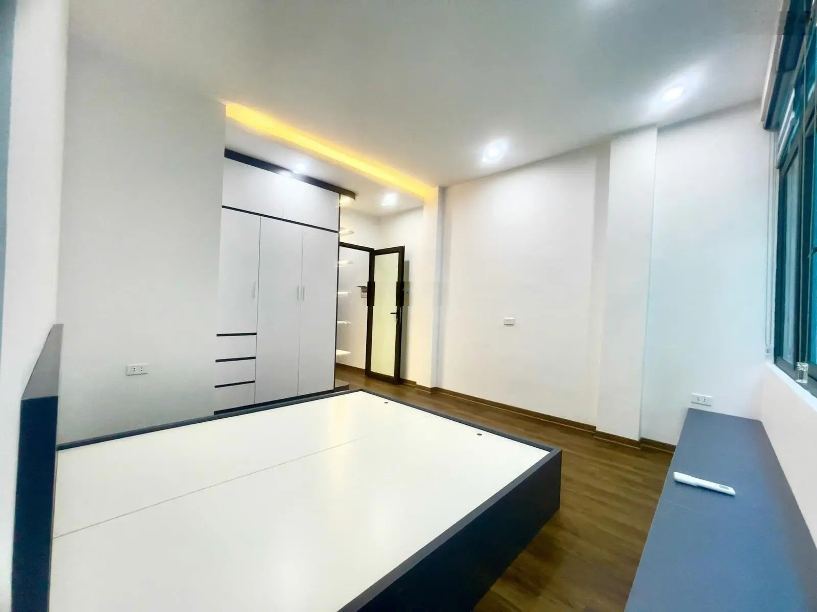 Bán căn nhà Thạch Bàn 30m2 x 5 tầng 4,2 tỷ. Gần oto, chung cư quân đội, chợ, trường học các cấp
