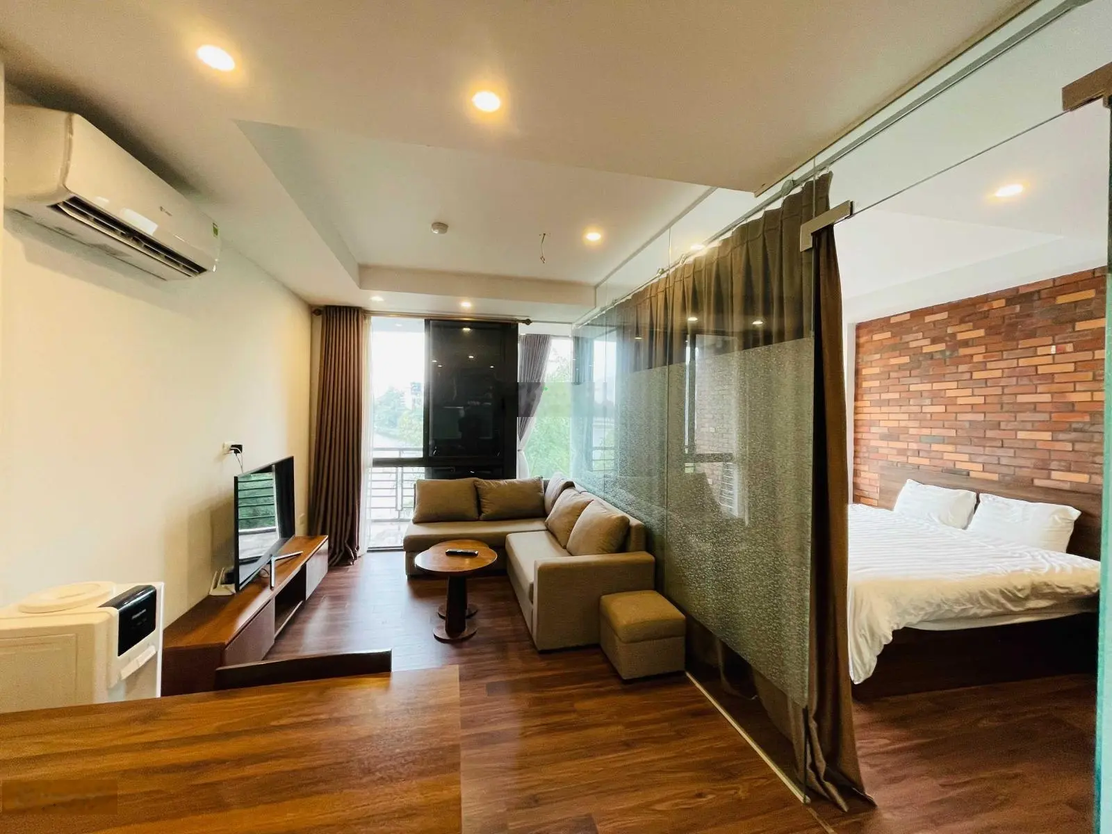 Tòa nhà bán ở mặt hồ 6 tầng tuyệt đẹp xe hơi đỗ thoải mái, vỉa hè rộng thanh bình và lãng mạn