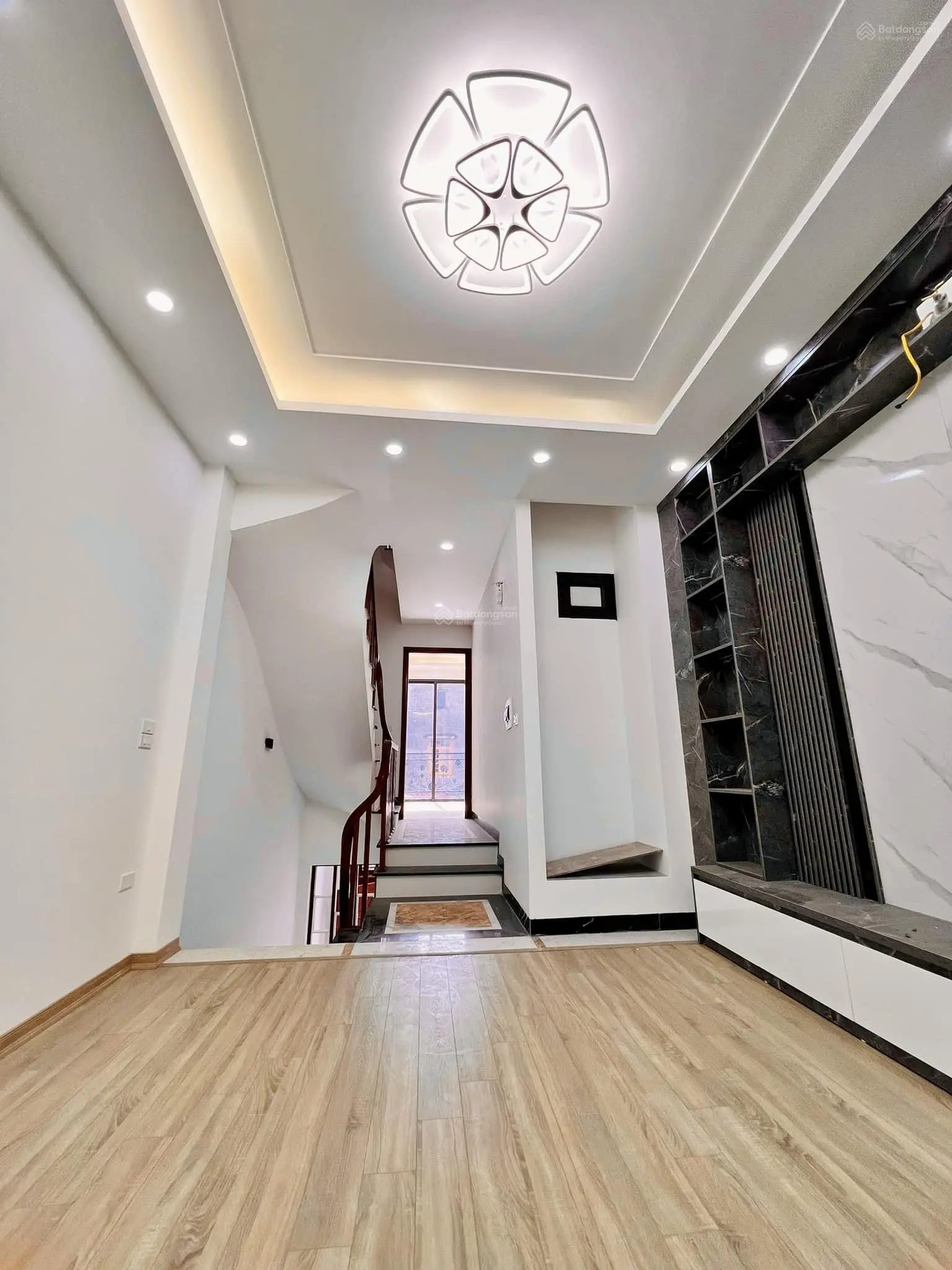 Bán nhà 5 tầng Ngô Quyền Hà Đông nhà mới, ô tô đỗ cổng, giá chỉ 7.99 tỷ