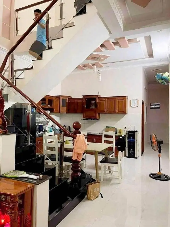 Chủ gửi bán nhà 1 trệt 1 lầu phường Đông Hòa, Dĩ an. DT 100m2. Gần siêu thị BigC. Đang cho thuê.SHR