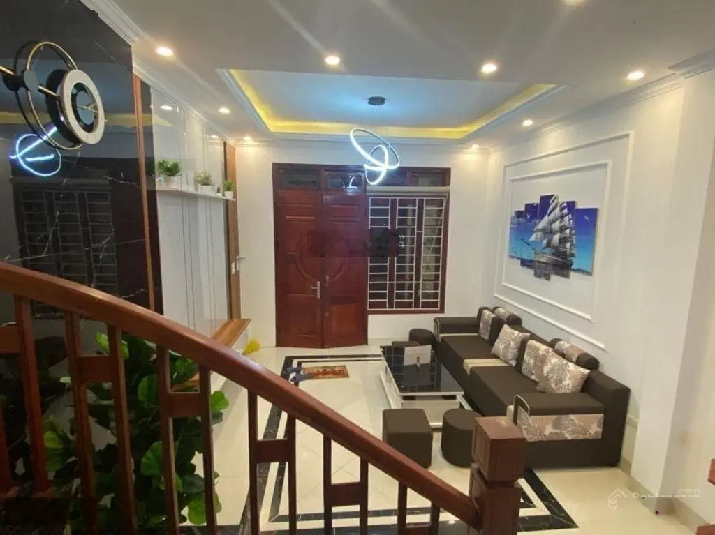 Bán nhà 5t ngõ 129 đường bát khối long biên. giá chào hơn 5 tỷ. nhà đẹp, ngõ nông, lô gócvị trí đẹ