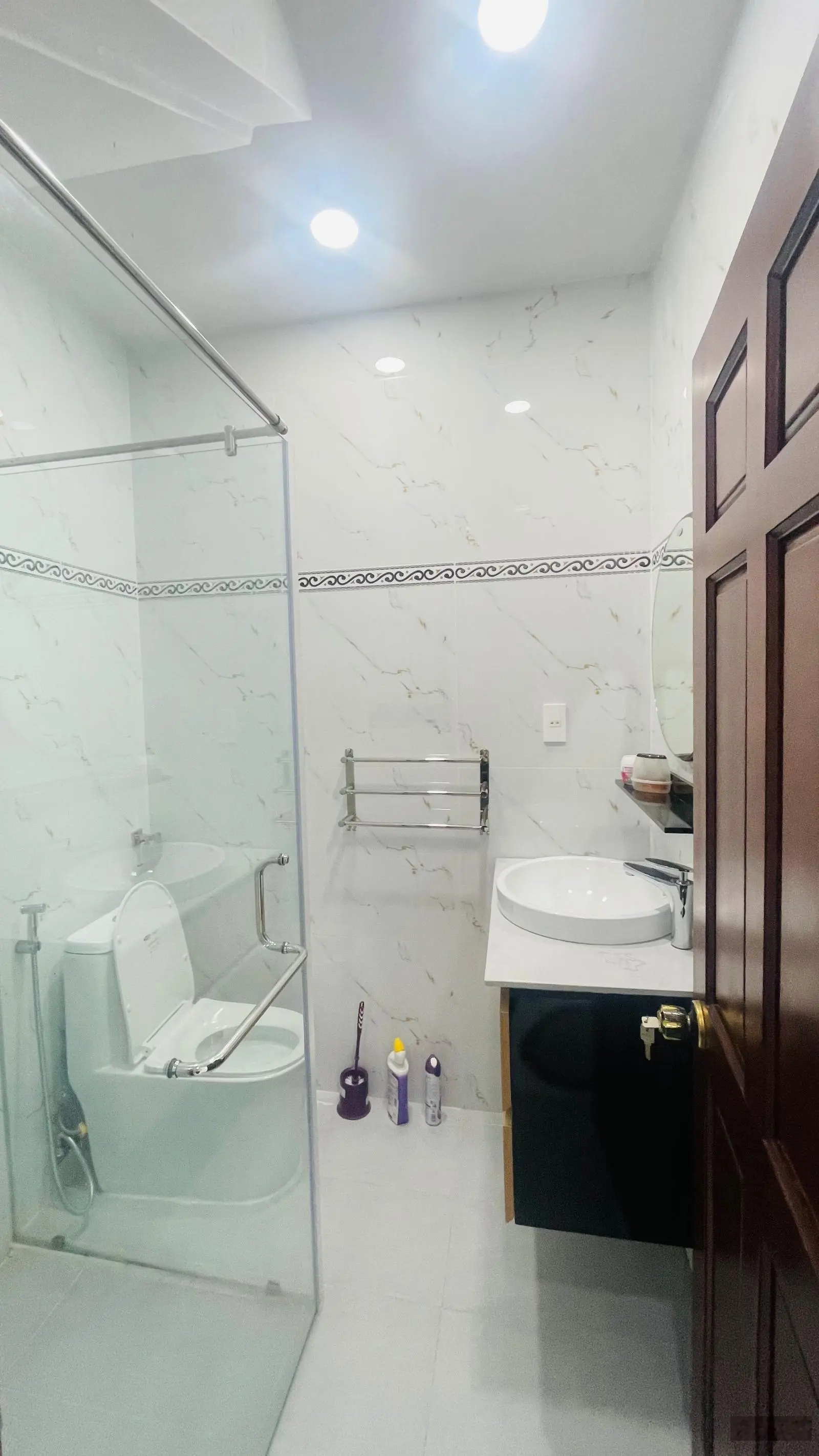 Hạ giá 400 triệu bán nhà mặt tiền đường rộng 13m - vừa ở vừa kinh doanh - cách biển chỉ 3 đi xe