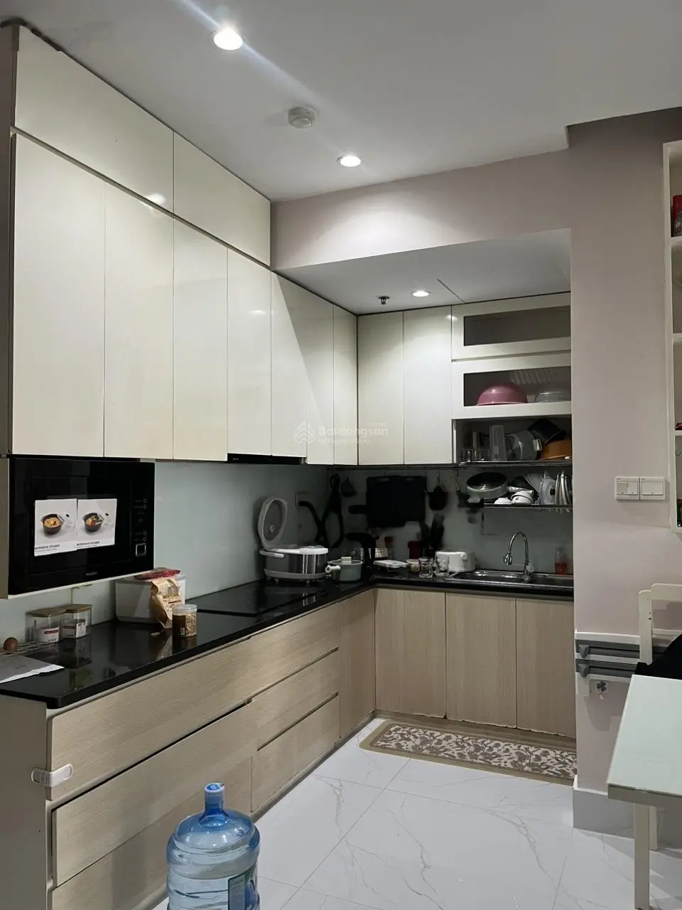 Chủ nhà cần bán căn Ruby 2PN có sổ hồng, có nội thất, giá: 3 tỷ