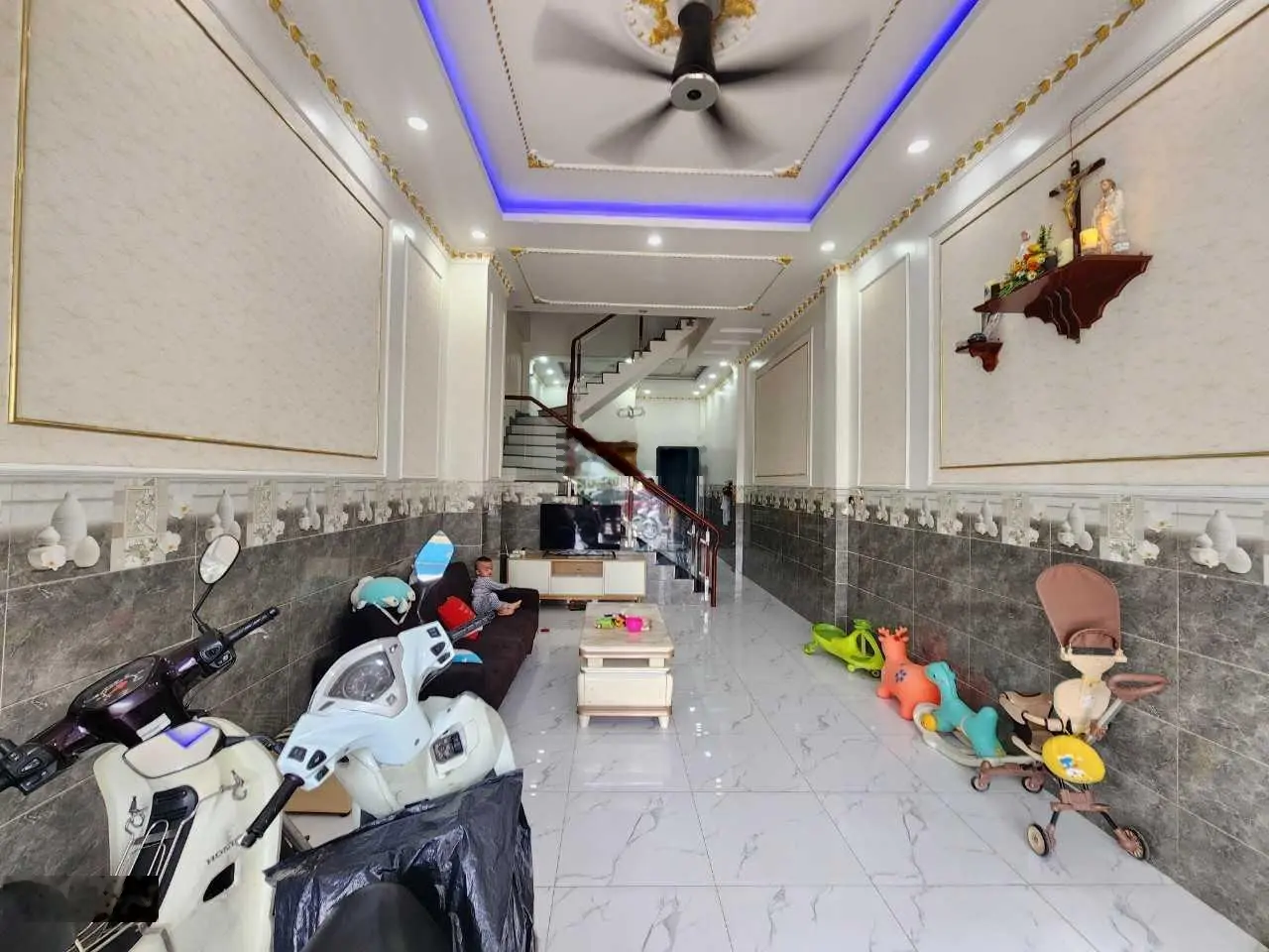 Bán nhà mặt tiền trục chính gốc ngã tư