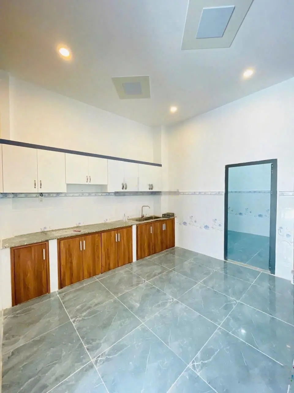 Nhà mới xây, ngay ủy ban xã Qui Đức (5,2 x 16)m 1 lầu 3,9 tỷ. Đường nhựa khu phân lô