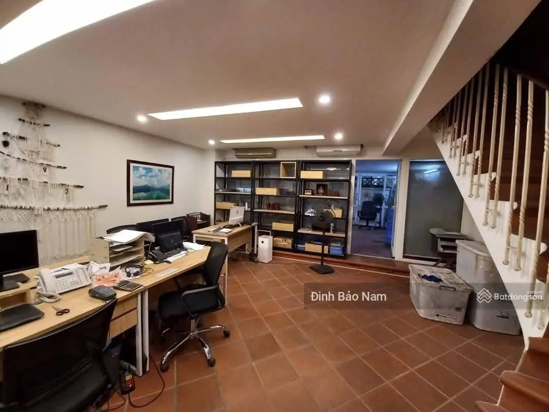 Đặng Thai Mai biệt thự sân vườn 146m2 4 tầng mặt tiền 5.6m ô tô vào ngõ thông thẳng ra Hồ Tây sổ đỏ