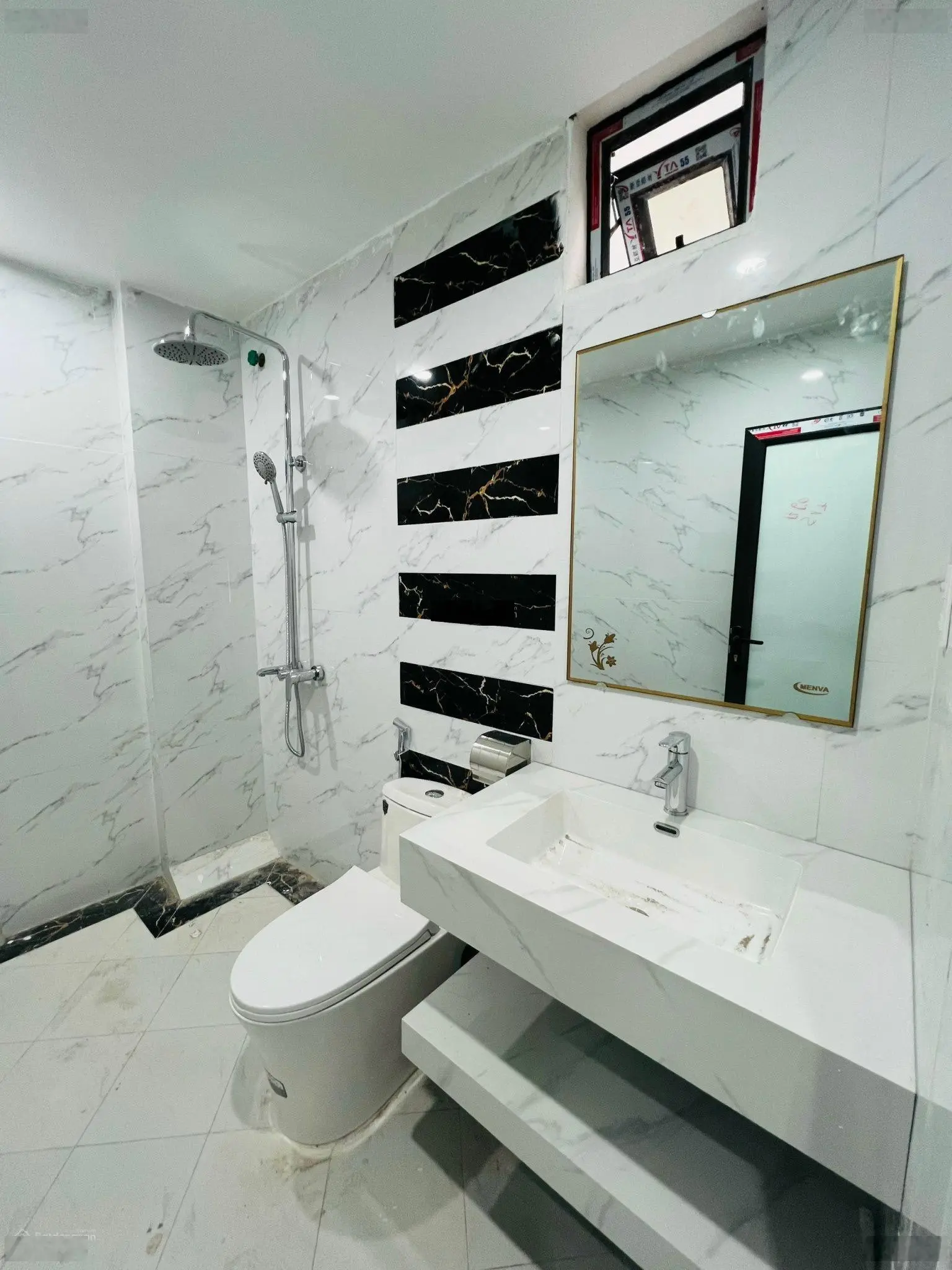 Bán nhà Phố Đại La Cách 2 Nhà Ra Phố Trước Nhà Rộng 5M ngay Ngã Tư Vọng Lô Góc 5 Tầng Xây Mới