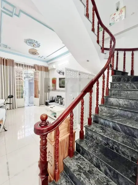 Nhà sổ hồng,full thổ cư, đường 6m, 2 lầu 3 phòng ngủ 1 phòng thờ, 2bancol, NH hỗ trợ 80%, HH 1%MG
