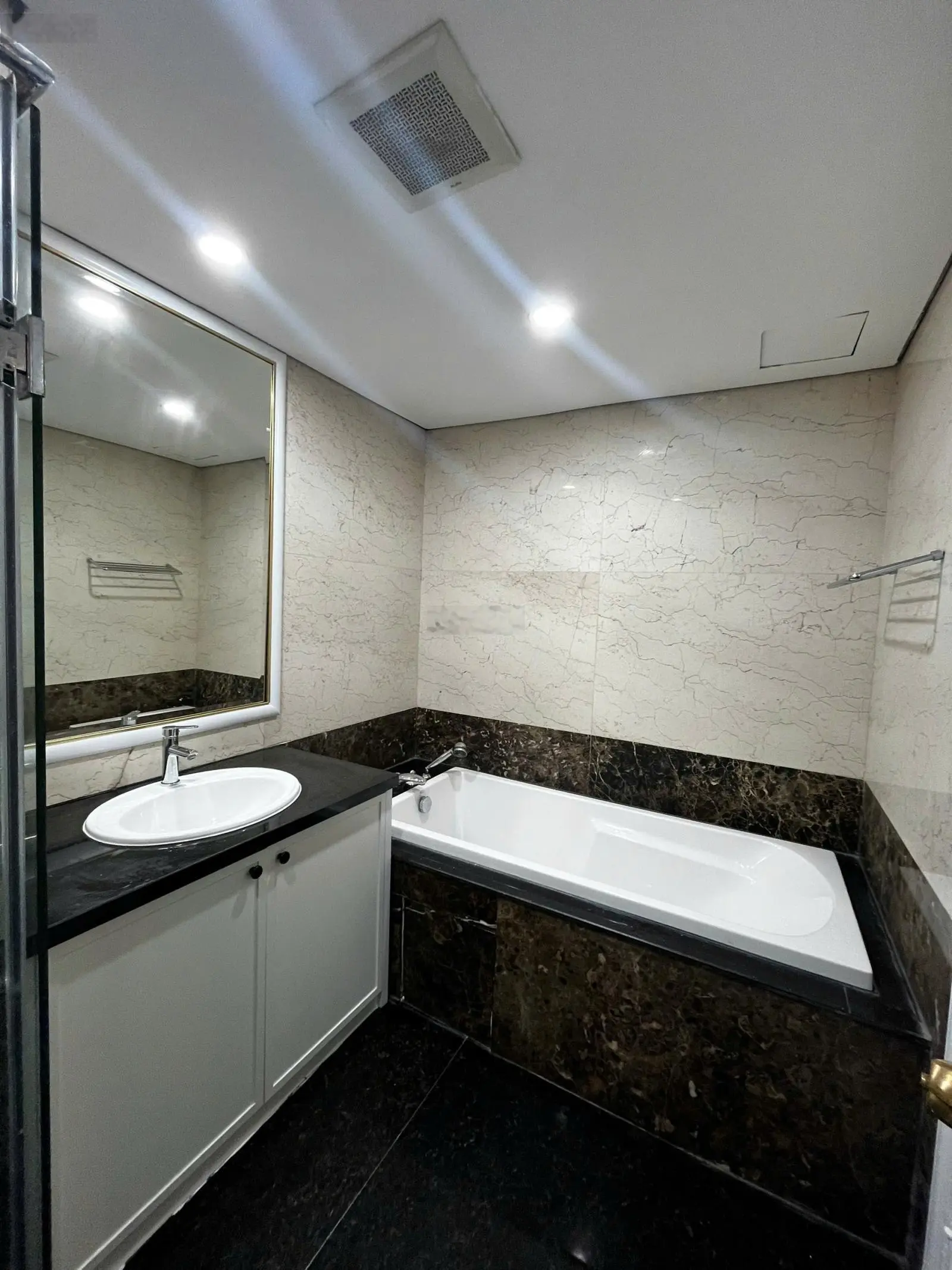 Bán căn hộ 1 phòng ngủ Vincom Bà Triệu