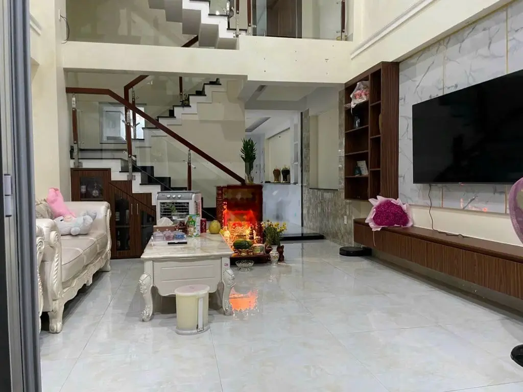 BÁN Nhà đẹp HXH cạnh ngã tư Nguyễn Lương Bằng Quận 7. Dt 4,5x17m 2 Lầu
