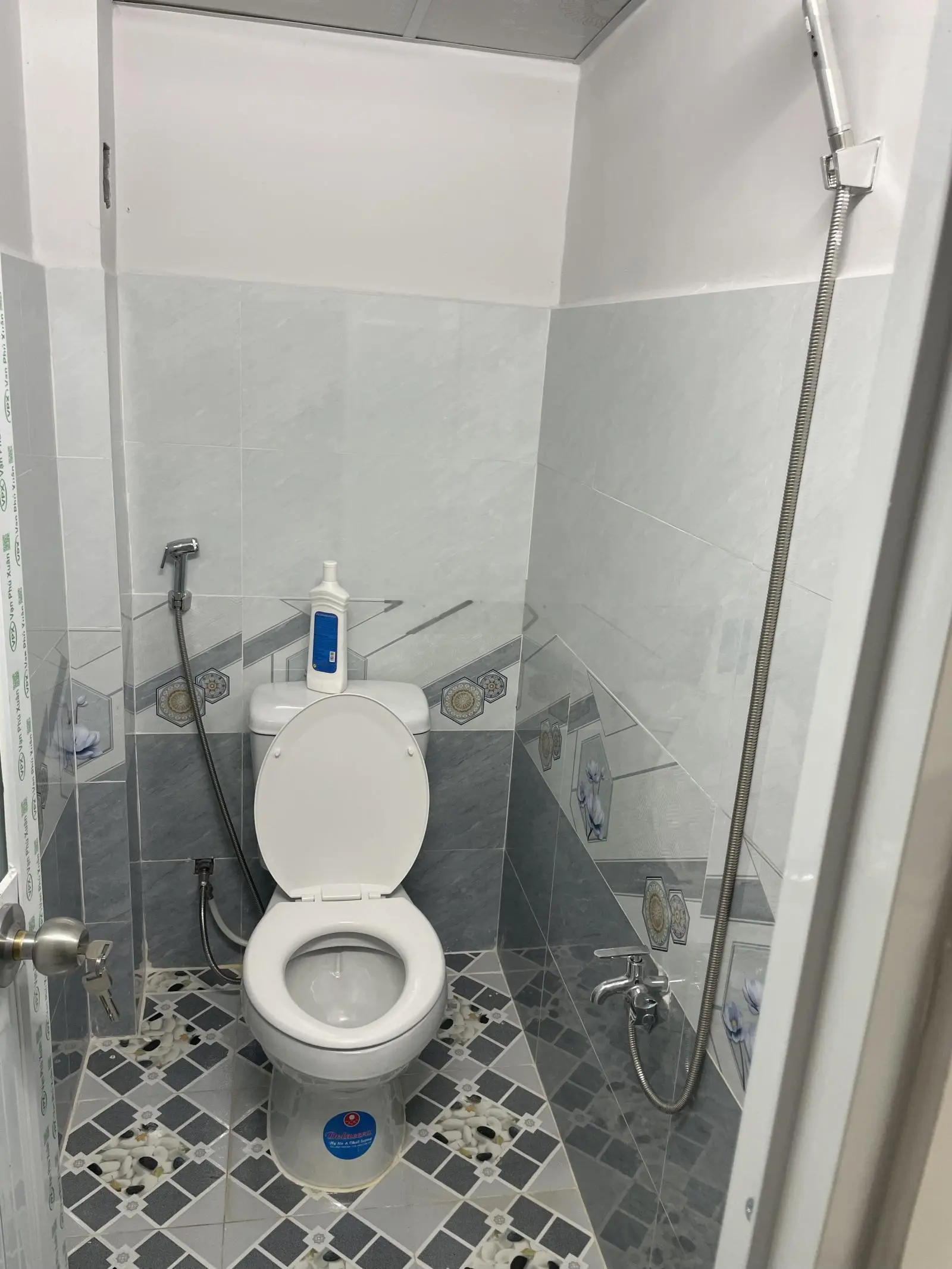 Bán nhà nhỏ 1 trệt 1 lửng đối diện nhà máy bia lê văn khương - giá: 650 triệu.