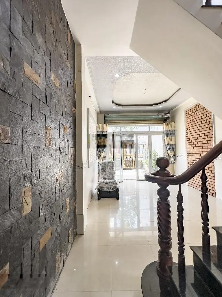 Nhà kiểu biệt thự, 11 x 35m, hẻm xe tải, thị trấn Hóc Môn chỉ 12, x tỷ