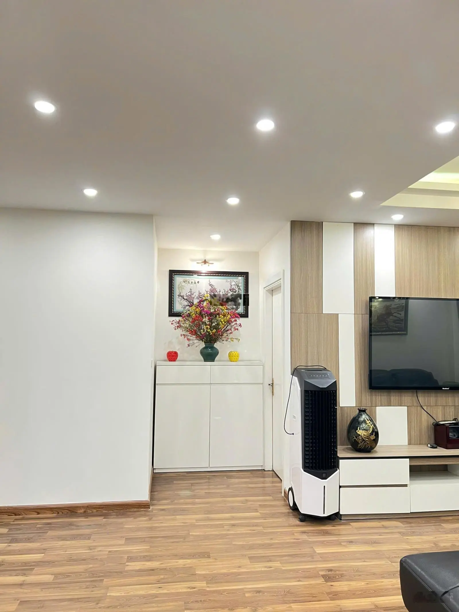 Chính chủ bán nhanh căn 3PN cuối cùng hiện đang bán. 95m2. Tầng trung, căn góc, full nội thất đẹp