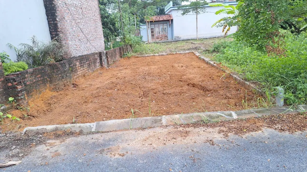 Cần bán gấp lô đất gần trục chính thôn 3 Tân Xã rộng 12m đang trải nhựa, DT 68m2 MT 6m. Giá 1.85tỷ
