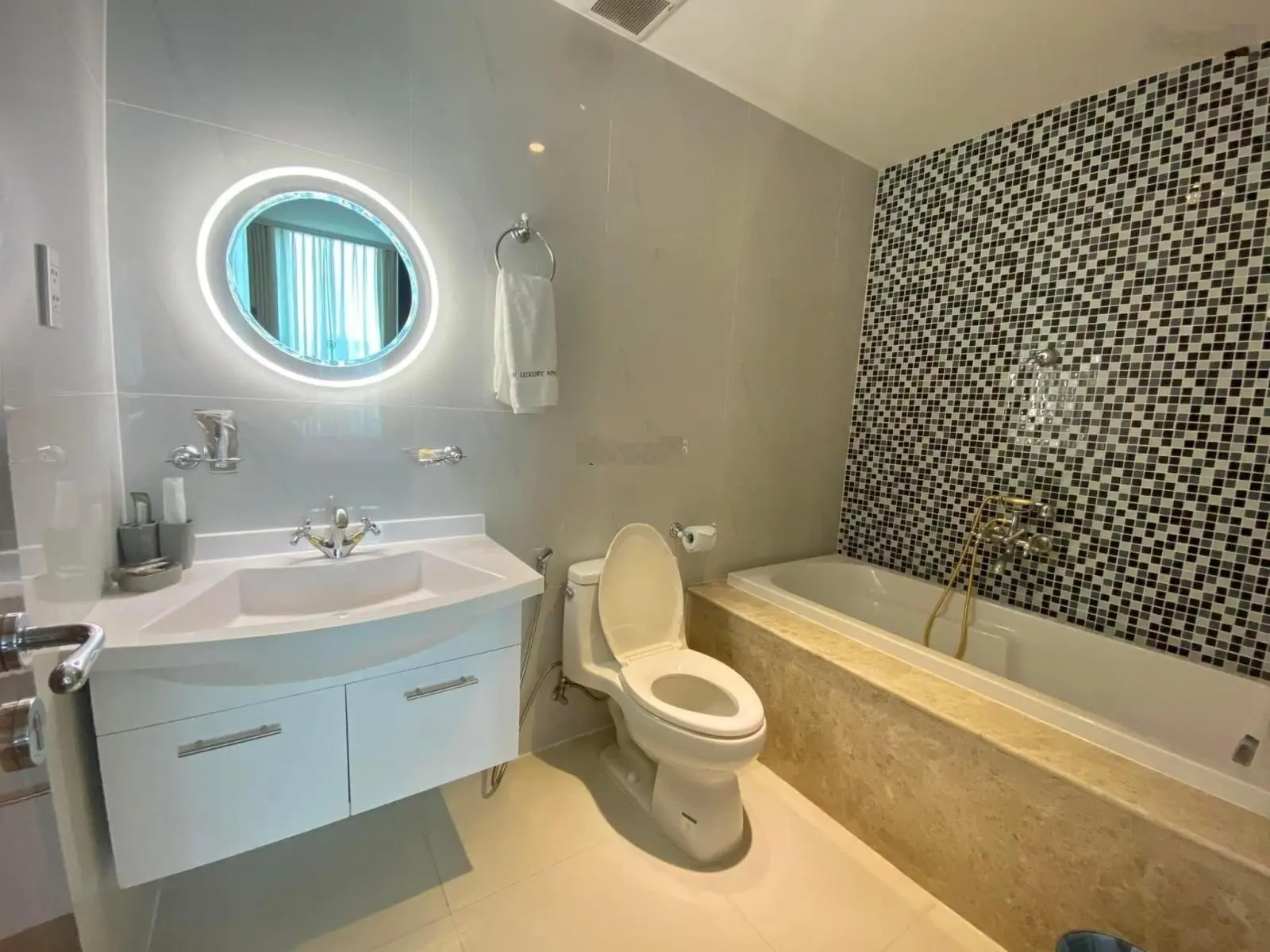 (Sổ hồng sẵn) Kẹt tiền cần bán gấp căn Ruby Celadon City 2PN - 2WC, hàng hiếm