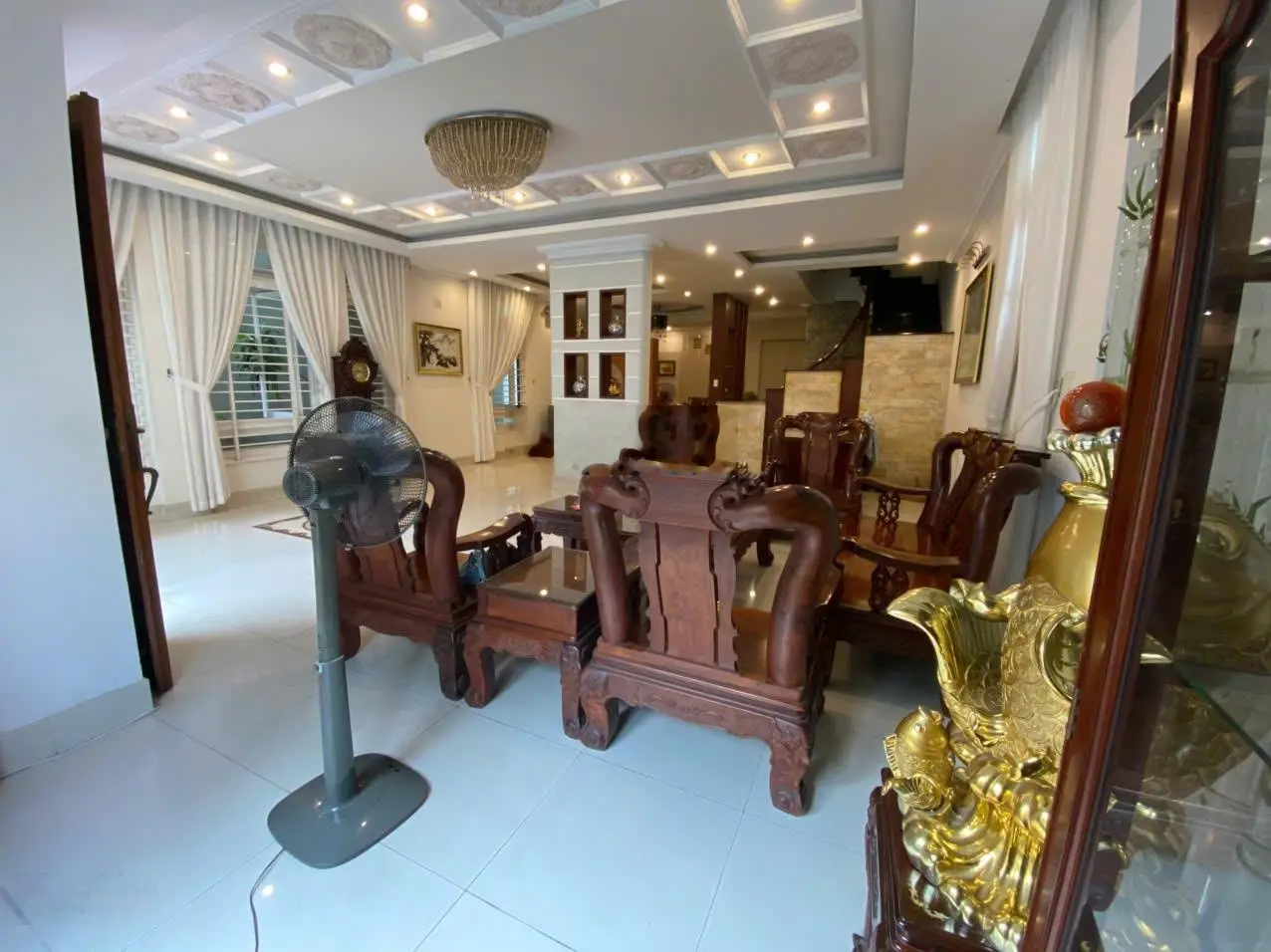 Quận 11, nhà mặt tiền đường Cư Xá Lữ Gia, diện tích lớn, có sẵn thang máy, có gara xe hơi riêng