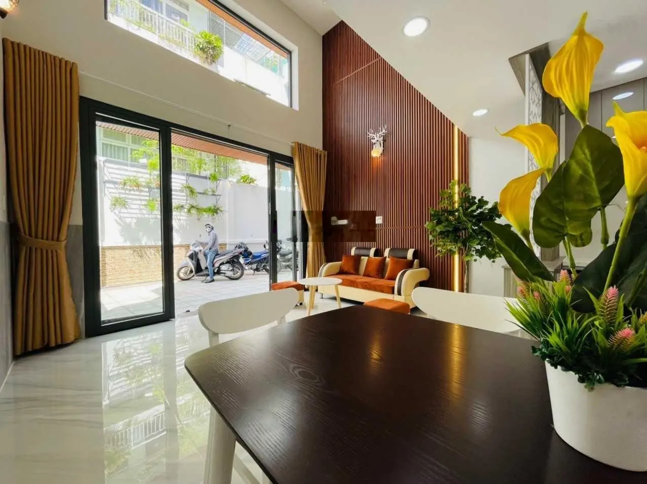 Bán gấp nhà 1 trệt 3 lầu 100m2, MT kinh doanh buôn bán được. 2.5 tỷ. Lh 0394 000 *** em Oanh